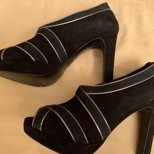 J Crew Collection Black Suede 4 1/4" High Heels Peep Toe Italian Pumps Sz 8